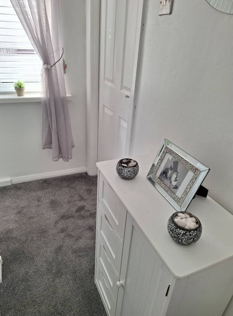 Grey Carpet – Bedroom – Dresser